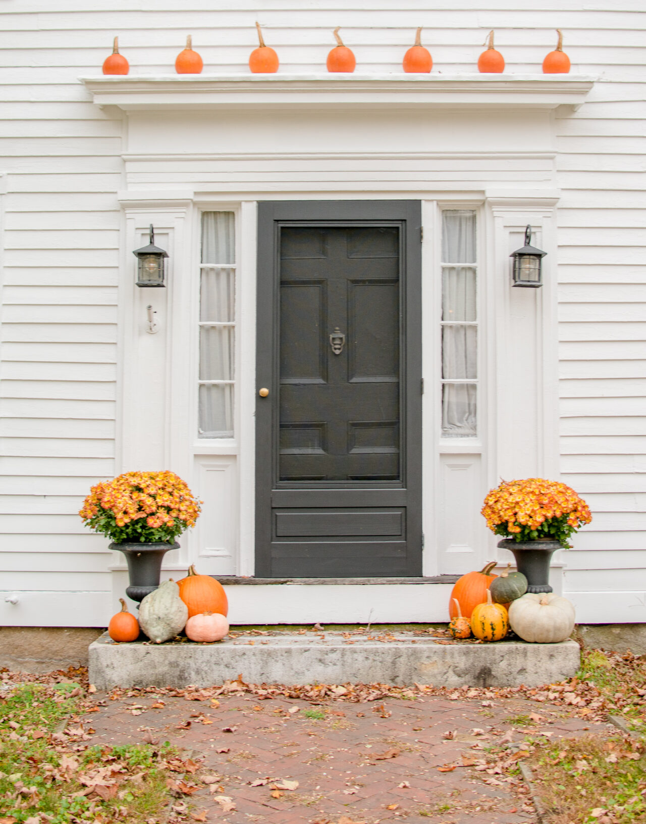 10 Stunning Fall & Halloween Front Porch Decor Inspirations | The Mama ...