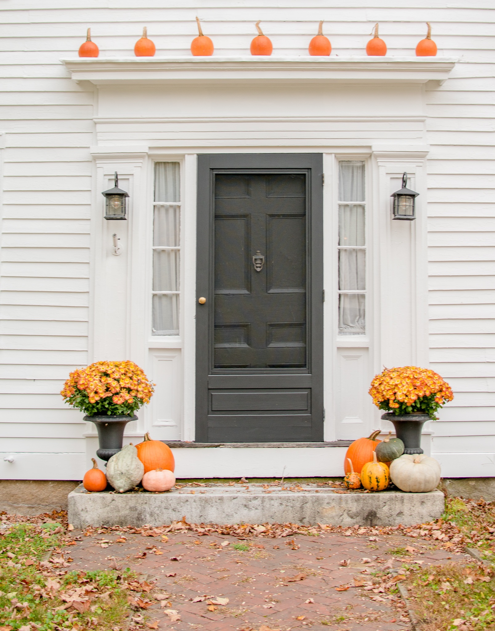 10 Stunning Fall & Halloween Front Porch Decor Inspirations | The Mama ...